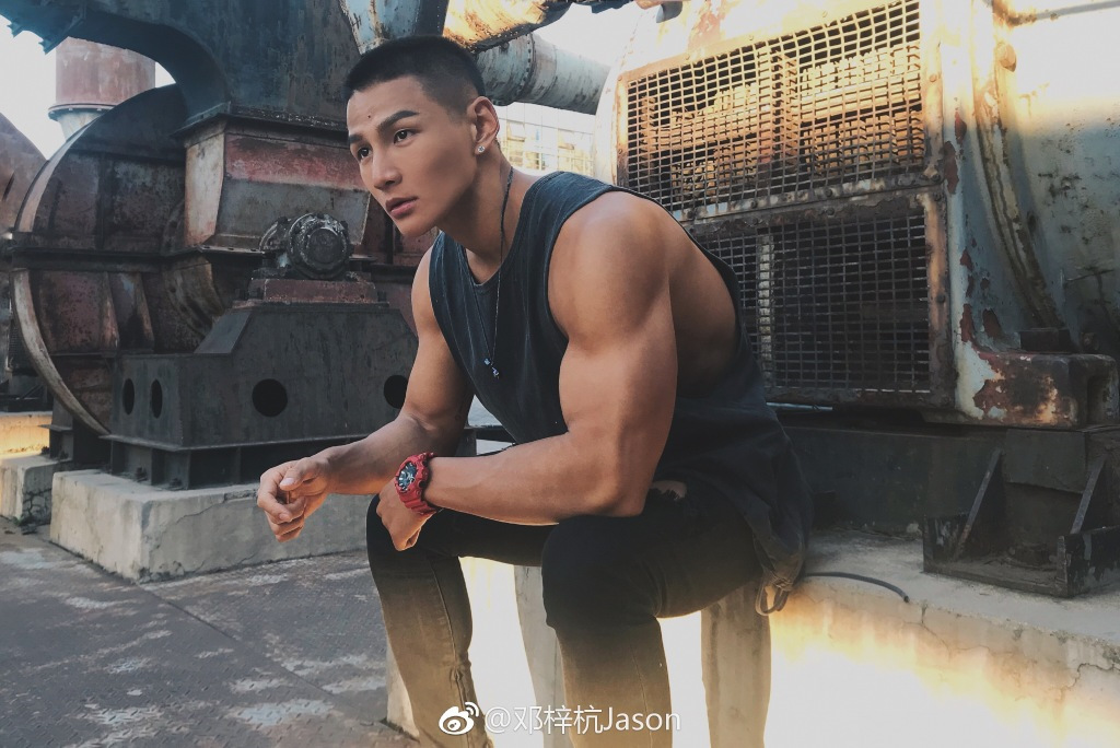 点击大图看下一张：型男健身教练邓梓杭肌肉私房照图片