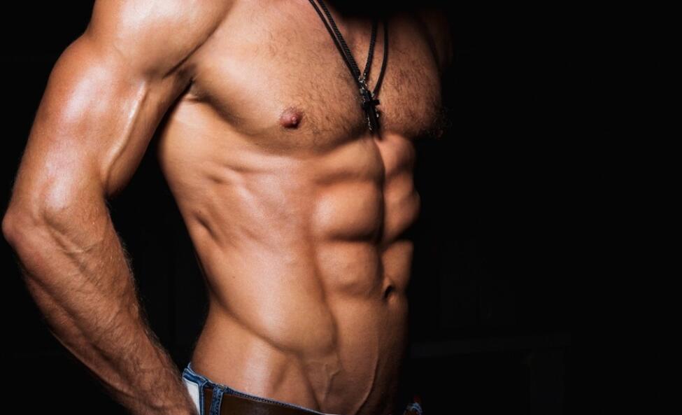 点击大图看下一张：性感好看的肌肉男腹肌写真图片