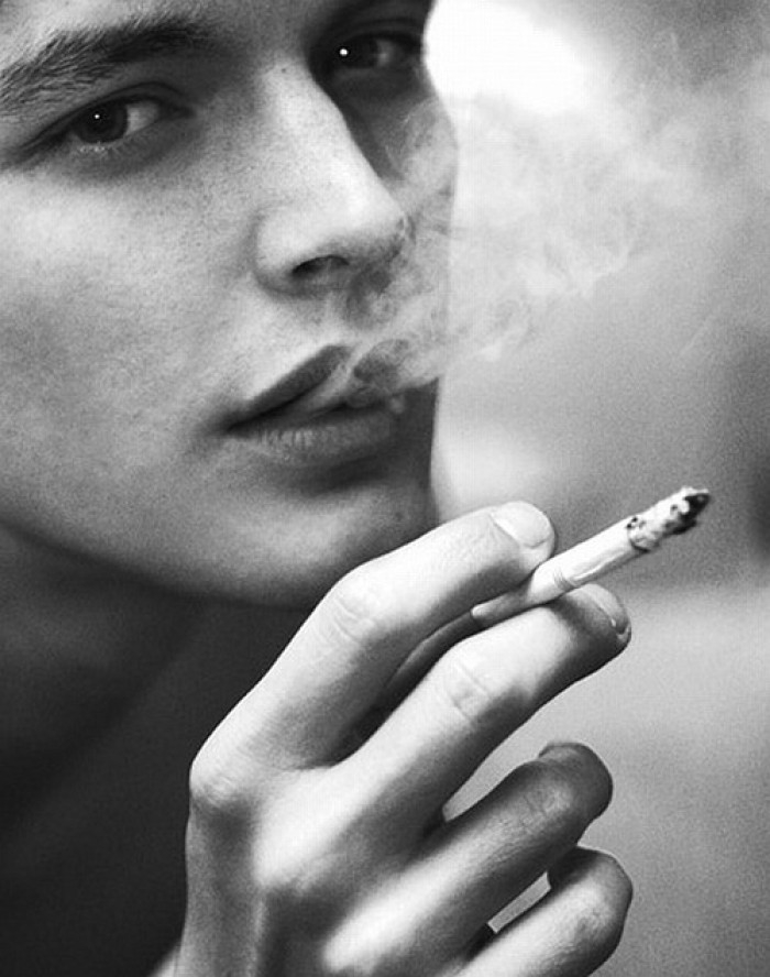 点击大图看下一张：欧美吸烟帅哥图片