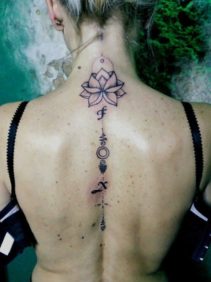 点击大图看下一张：女背部纹身图 漂亮唯美的女生背部纹身图案