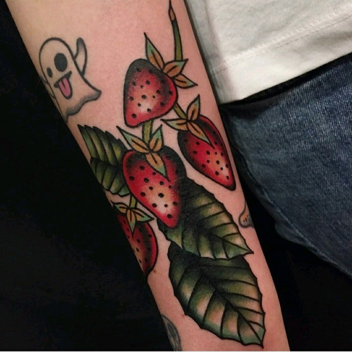 点击大图看下一张：水果纹身小清新图片  酸甜可口的清新草莓纹身图案