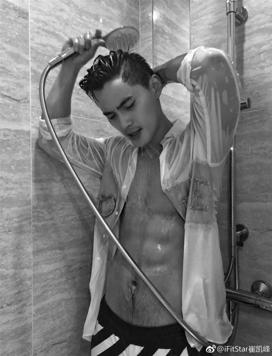 点击大图看下一张：肌肉帅哥ifitstar崔凯峰浴室诱人湿身写真图片