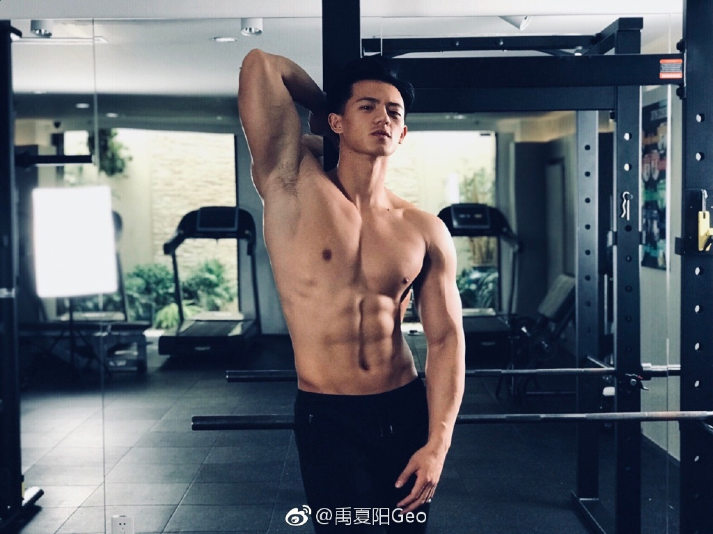 点击大图看下一张：肌肉帅哥健身教练禹夏阳私房照图片