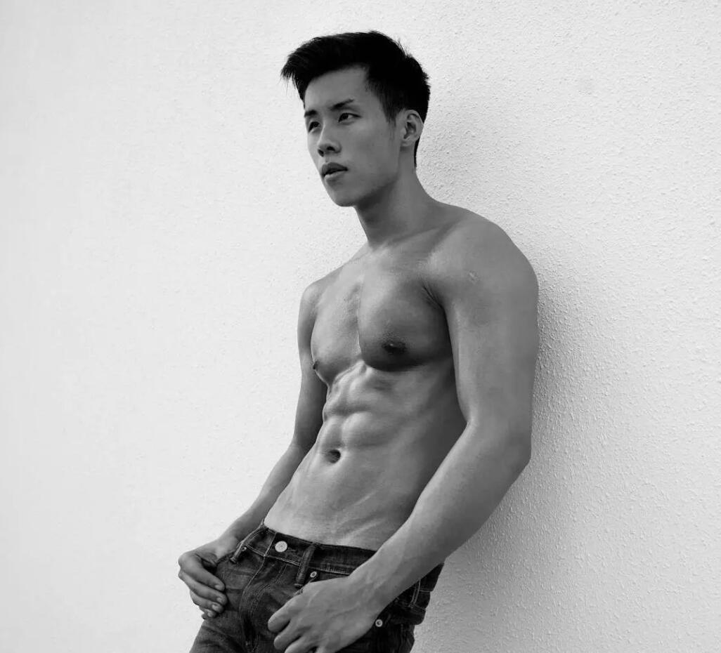 点击大图看下一张：中国帅哥肌肉写真图片
