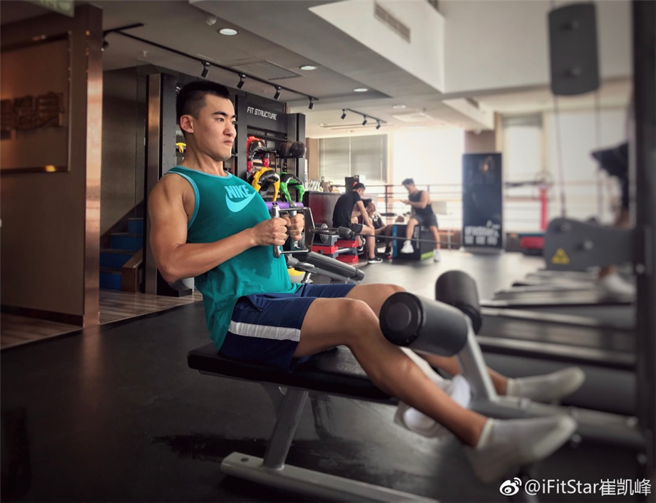 点击大图看下一张：星教练肌肉帅哥崔凯峰健身照