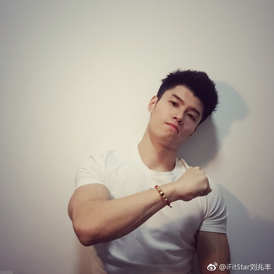 点击大图看下一张：中国肌肉帅哥星教练刘兆丰生活照图片