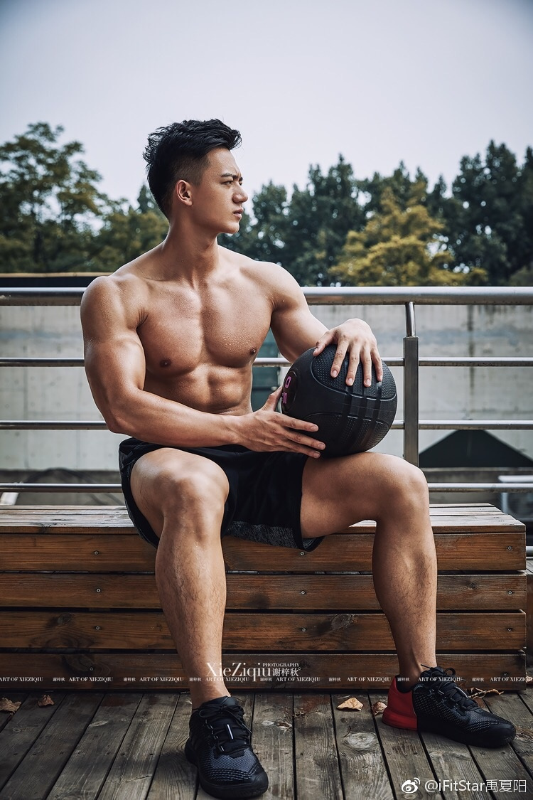 点击大图看下一张：健身教练禹夏阳肌肉写真照片