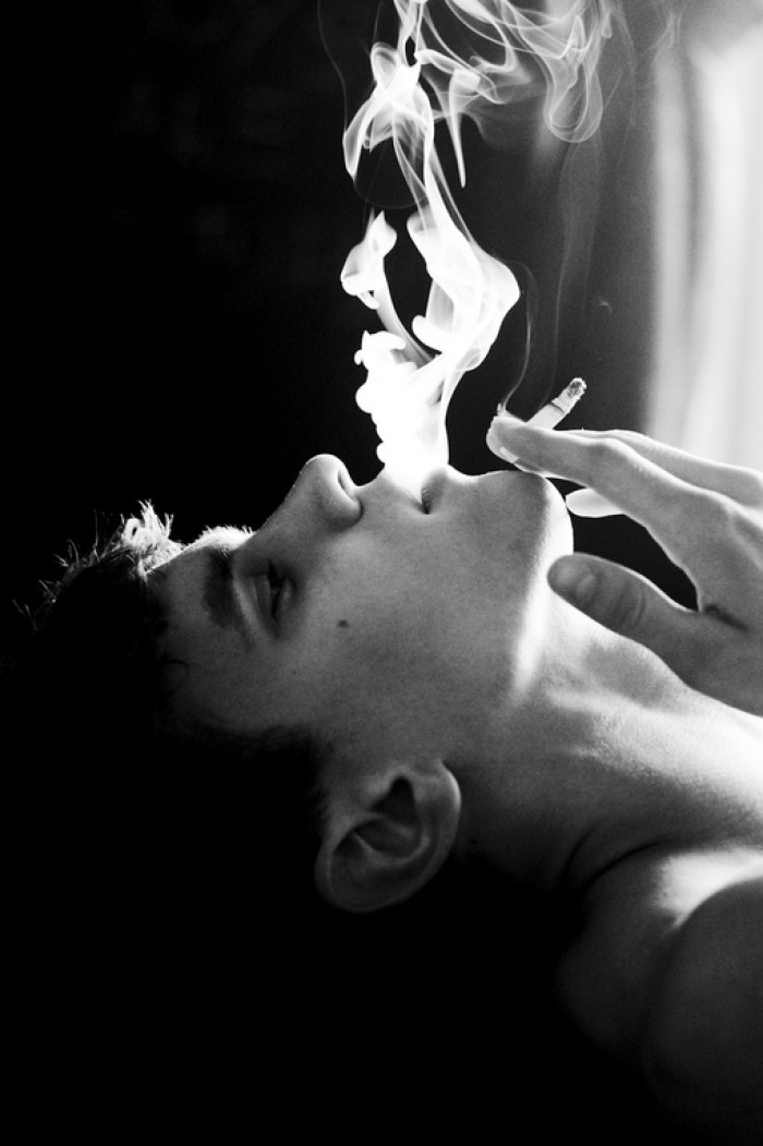 点击大图看下一张：欧美吸烟帅哥图片