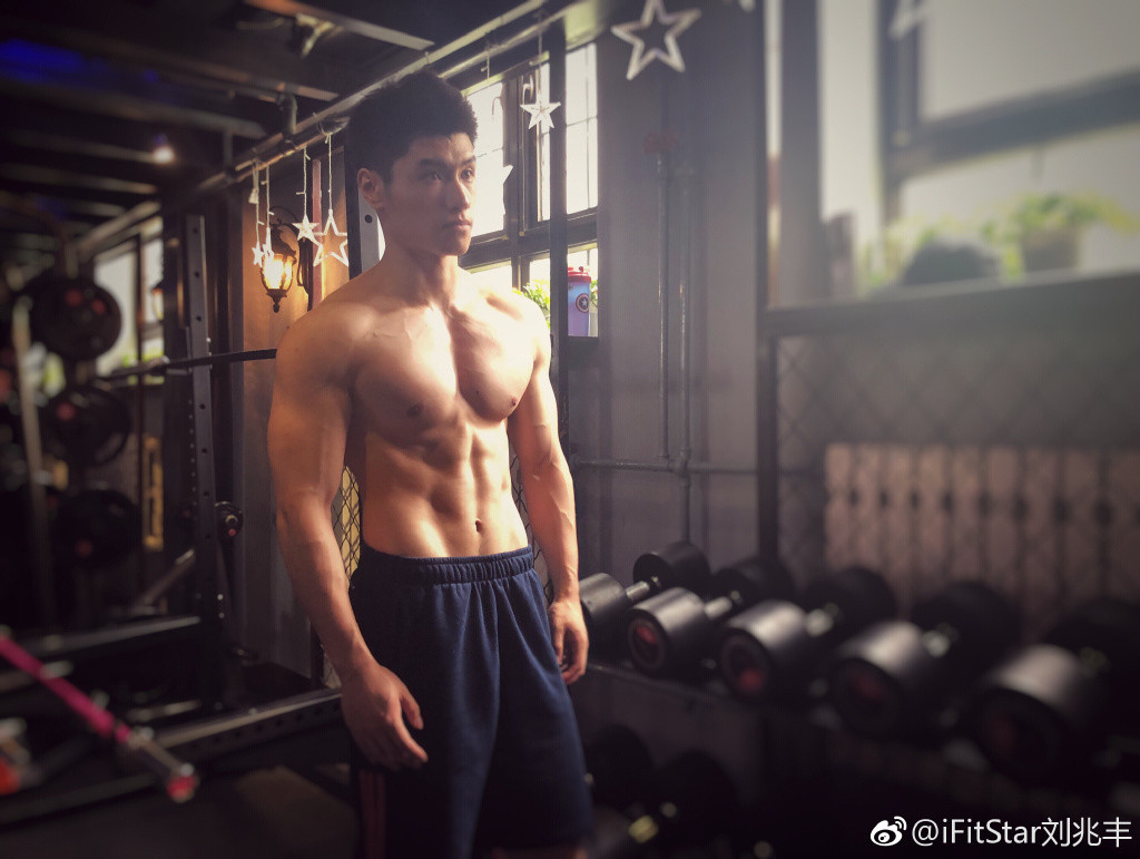点击大图看下一张：中国肌肉帅哥星教练刘兆丰生活照图片