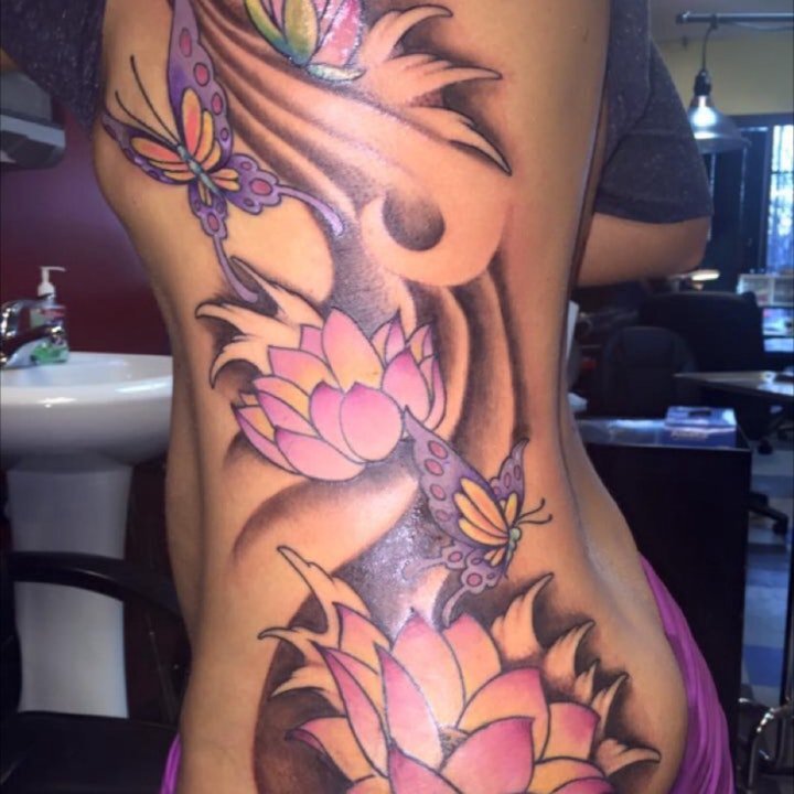 点击大图看下一张：莲花纹身图案 10款多种风格的莲花纹身图案