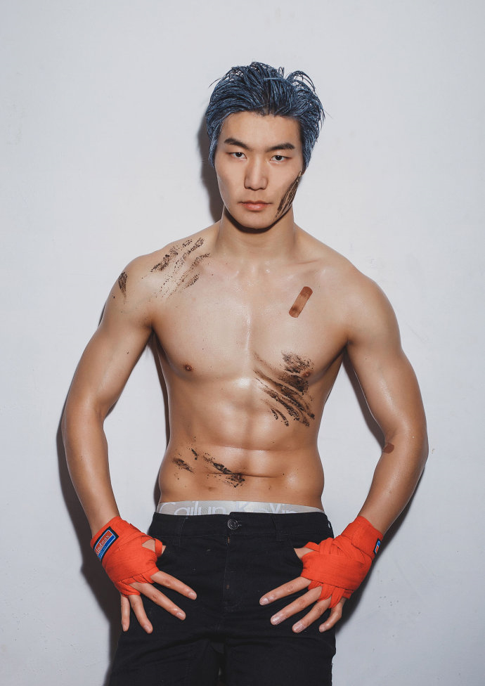 点击大图看下一张：中国帅哥的肌肉私房照图片