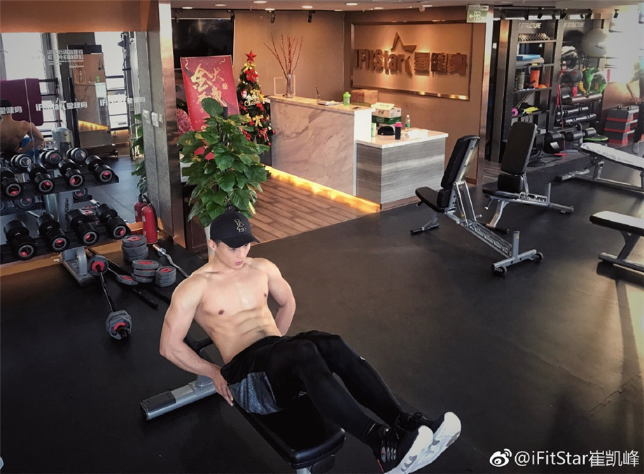点击大图看下一张：肌肉帅哥崔凯峰教练迷人写真图片