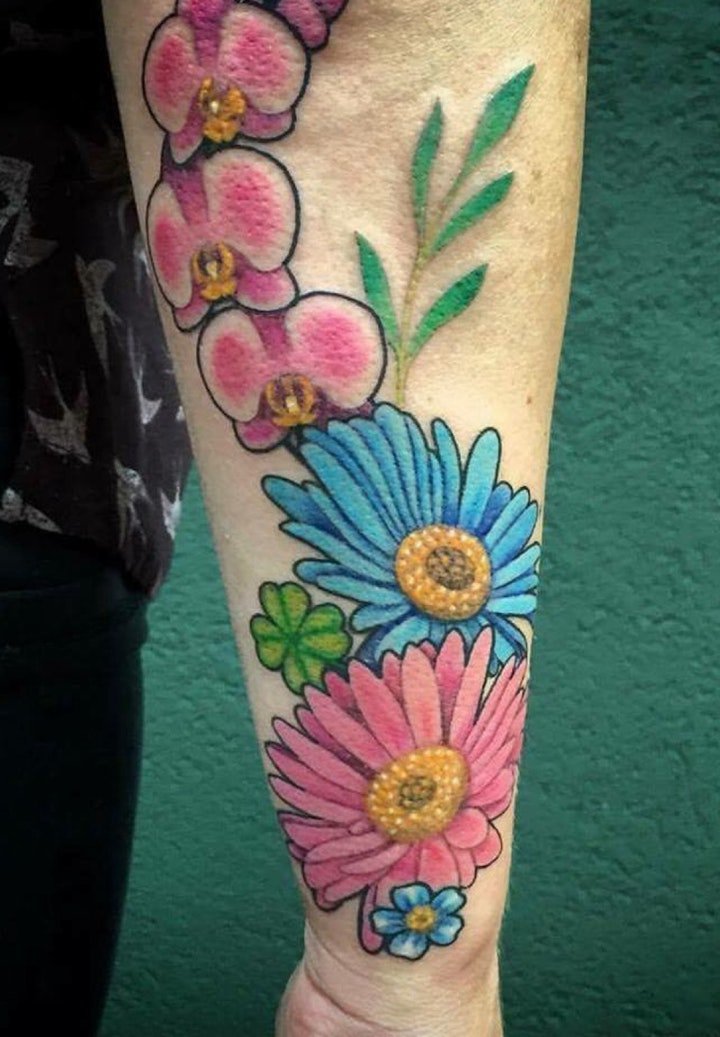 点击大图看下一张：彩色花朵纹身图案 漂亮且唯美的彩色花朵纹身图案