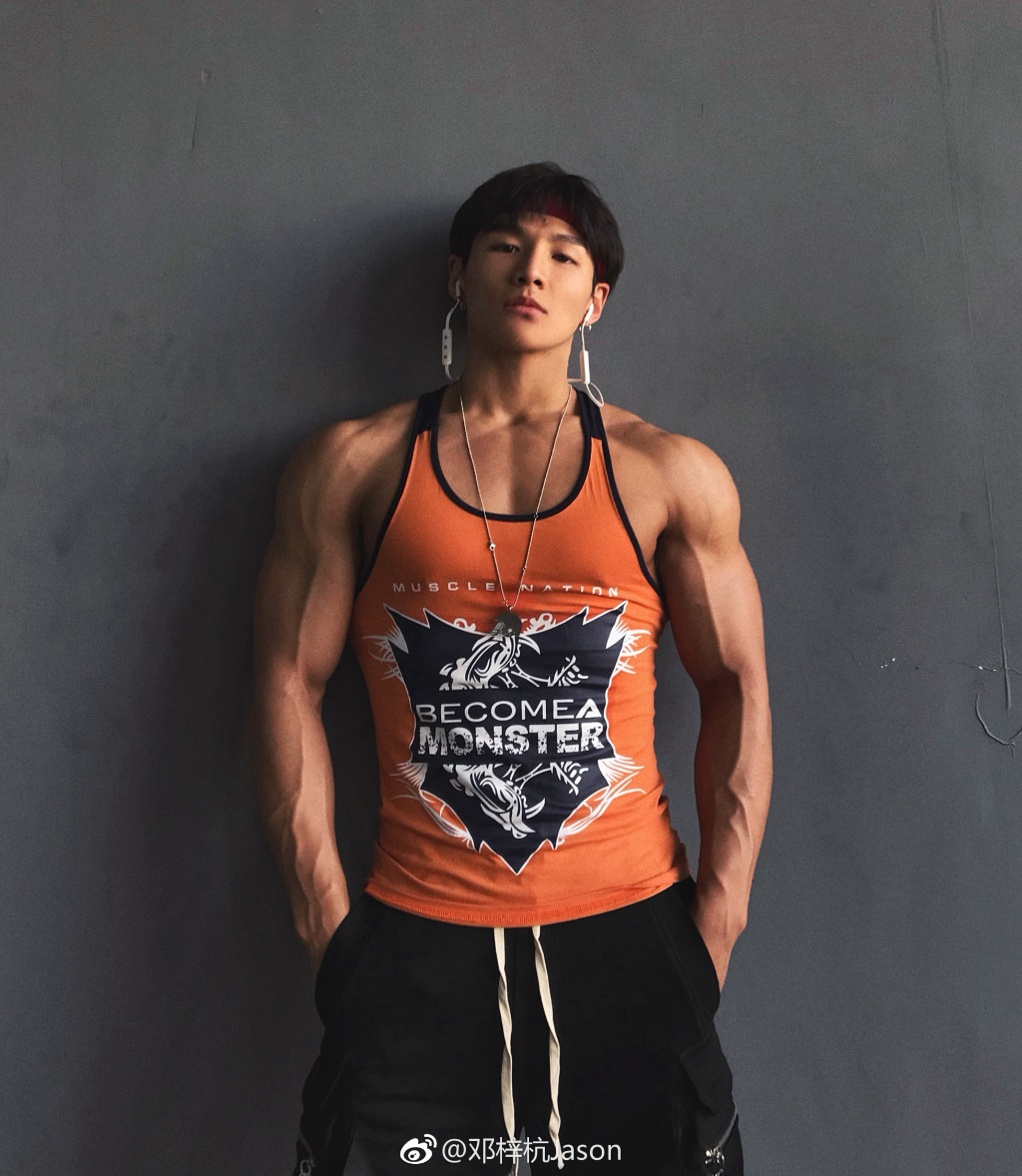 点击大图看下一张：型男健身教练邓梓杭肌肉私房照图片