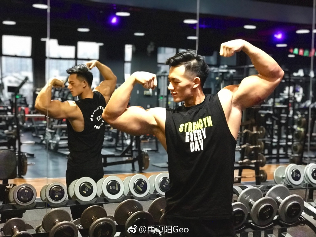 点击大图看下一张：肌肉帅哥健身教练禹夏阳私房照图片