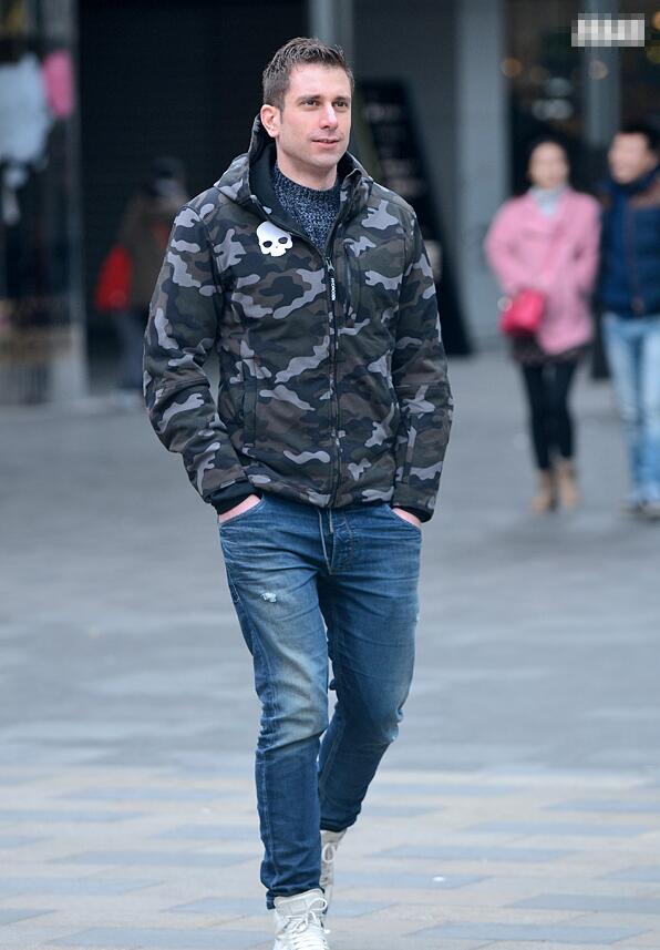 点击大图看下一张:欧美帅哥街拍图片