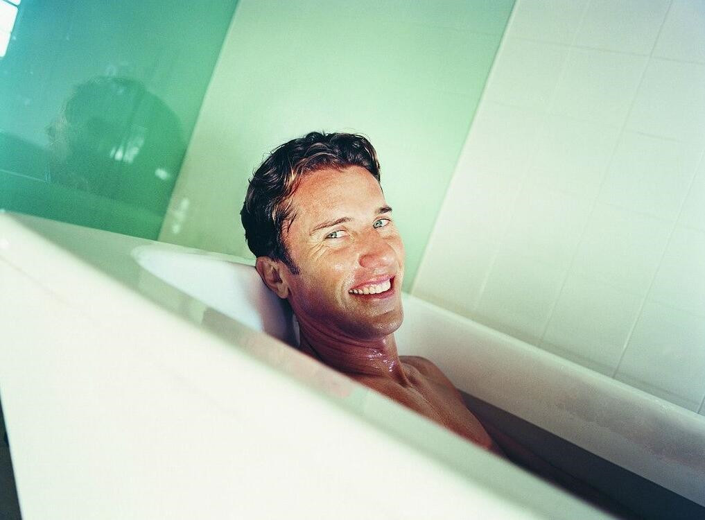 点击大图看下一张：性感肌肉帅哥在浴室写真图片
