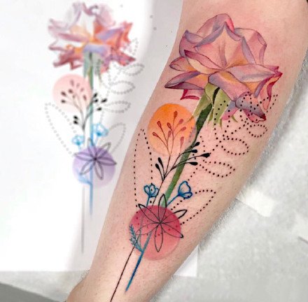 点击大图看下一张：花卉纹身 9款唯美的小清新水彩花朵纹身图片