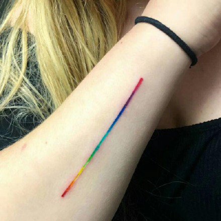 点击大图看下一张：极简渐变色的彩虹条小清新纹身图片