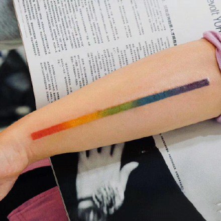 点击大图看下一张：极简渐变色的彩虹条小清新纹身图片