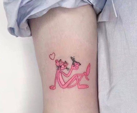点击大图看下一张：粉红豹纹身  9张可爱的卡通粉红豹纹身图片