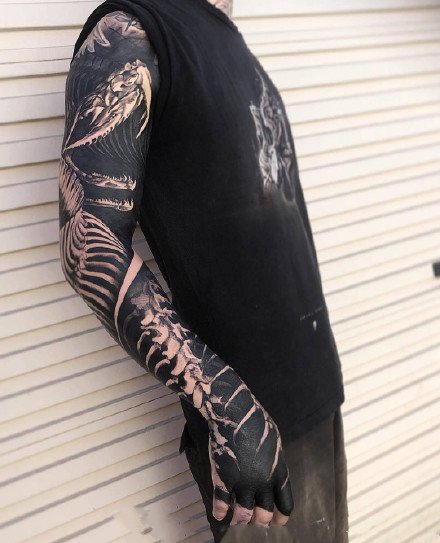 点击大图看下一张：黑臂纹身 帅气的9组深黑色系的手臂纹身图案