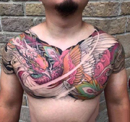 点击大图看下一张：男士花胸纹身 9张传统风格的男性花胸纹身作品图片