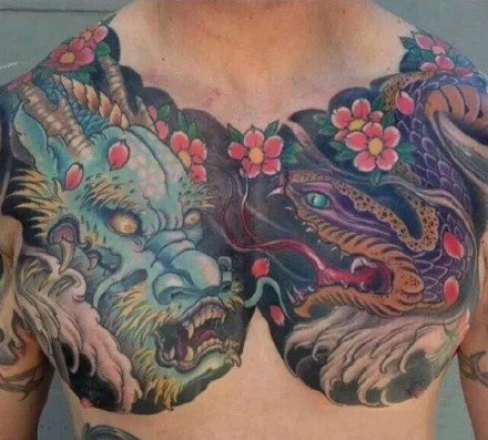 点击大图看下一张：男士花胸纹身 9张传统风格的男性花胸纹身作品图片