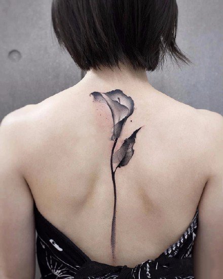 点击大图看下一张：女性小纹身 适合女生的超简约水墨花纹身图案