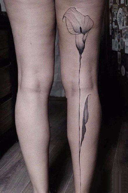 点击大图看下一张：女性小纹身 适合女生的超简约水墨花纹身图案