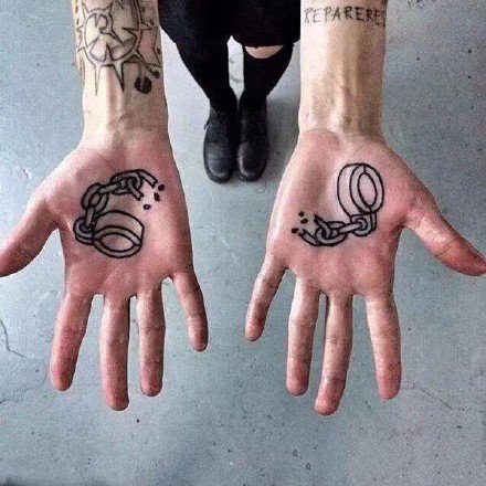 点击大图看下一张：手掌纹身 9张手掌心里的创意线条​纹身图案
