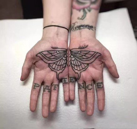 点击大图看下一张：手掌纹身 9张手掌心里的创意线条​纹身图案