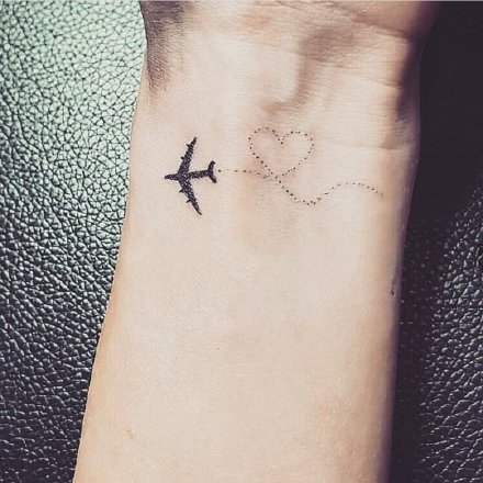 点击大图看下一张：小飞机纹身 极简旅行主题的地图和小飞机纹身图案