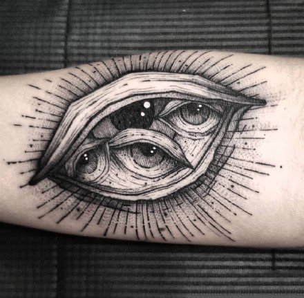 点击大图看下一张：黑色眼睛纹身主题的9张纹身图片