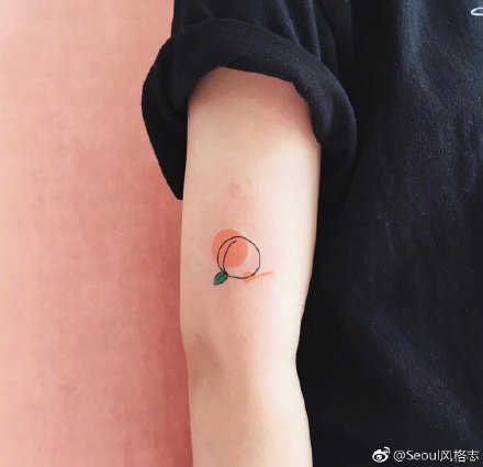 点击大图看下一张：水果小纹身  可爱的一组极简小水果的纹身图片