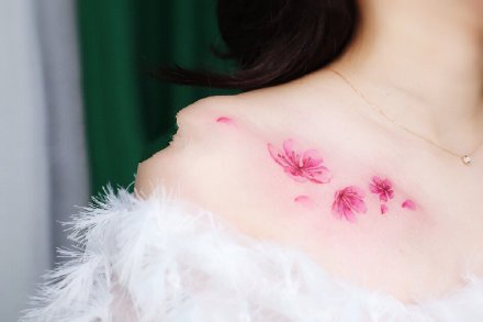 点击大图看下一张：女生的一组粉色系小花花纹身图片