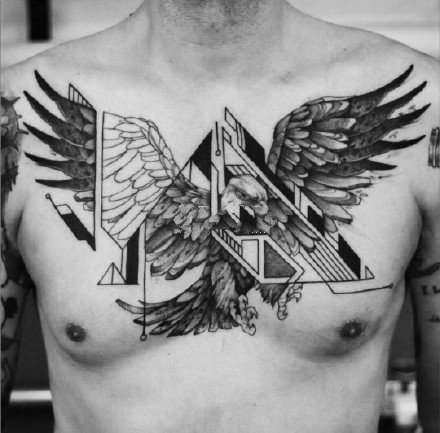点击大图看下一张：男性胸部纹身 黑灰色的9张男士胸前纹身作品图案