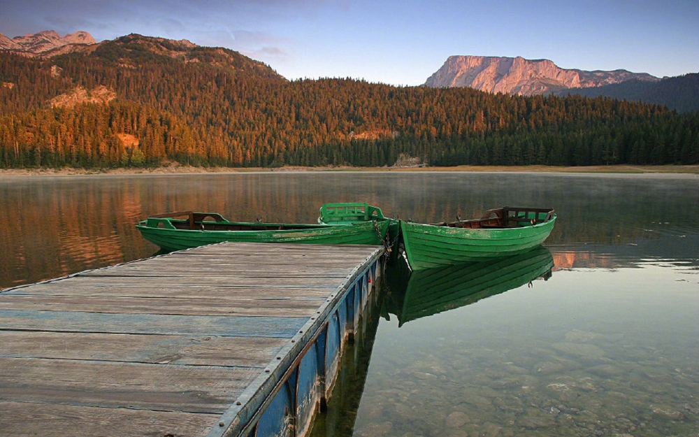 点击大图看下一张：平静的湖面风景图片桌面壁纸