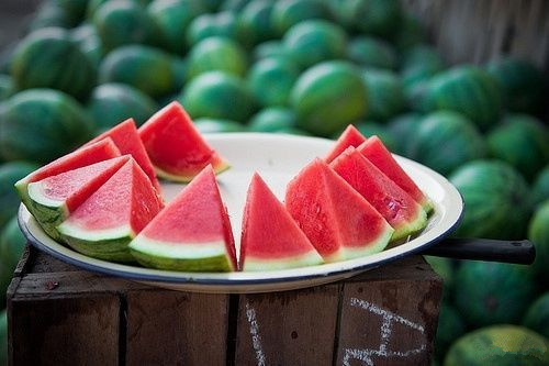 点击大图看下一张：一组夏天最解渴的水果西瓜图片欣赏