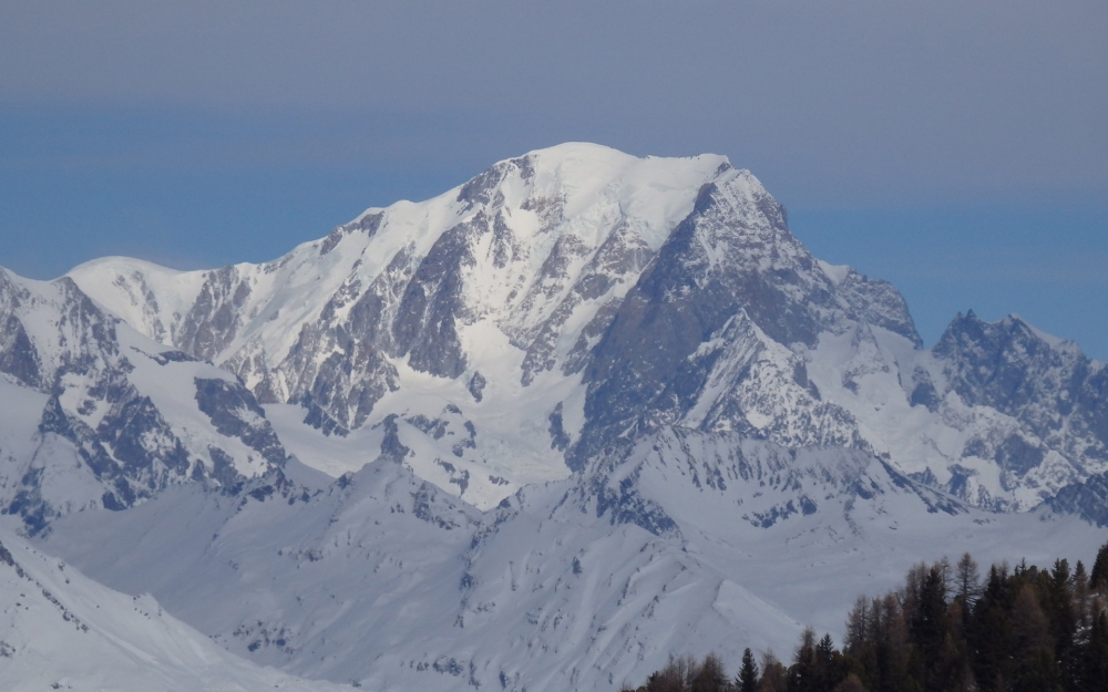 点击大图看下一张：壮观巍峨的阿尔卑斯雪山风景桌面壁纸
