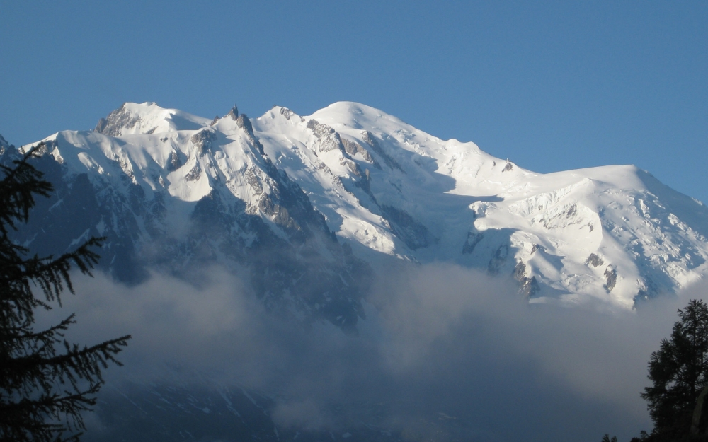 点击大图看下一张：壮观巍峨的阿尔卑斯雪山风景桌面壁纸