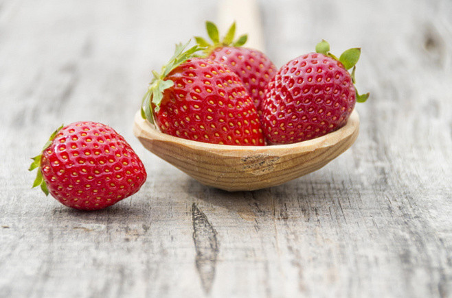 点击大图看下一张：一组甜蜜红润的草莓水果图片欣赏