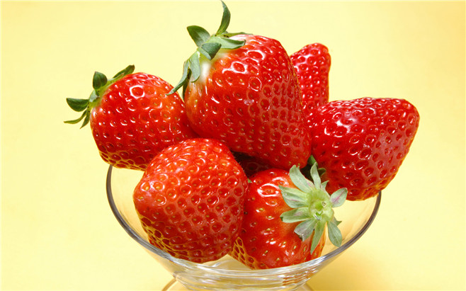 点击大图看下一张：一组甜蜜红润的草莓水果图片欣赏