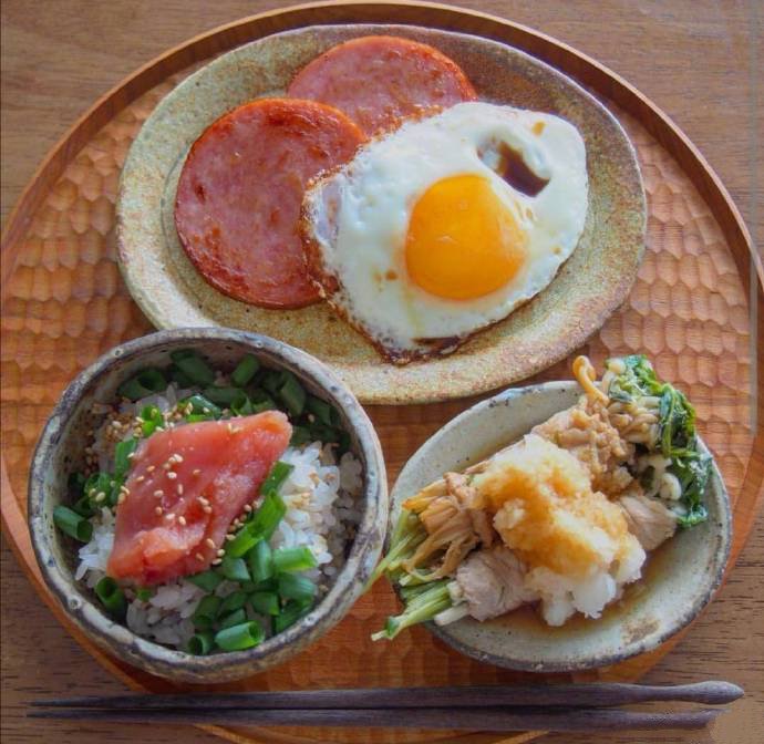 点击大图看下一张：一组丰盛的早餐哦，别亏待自己的胃