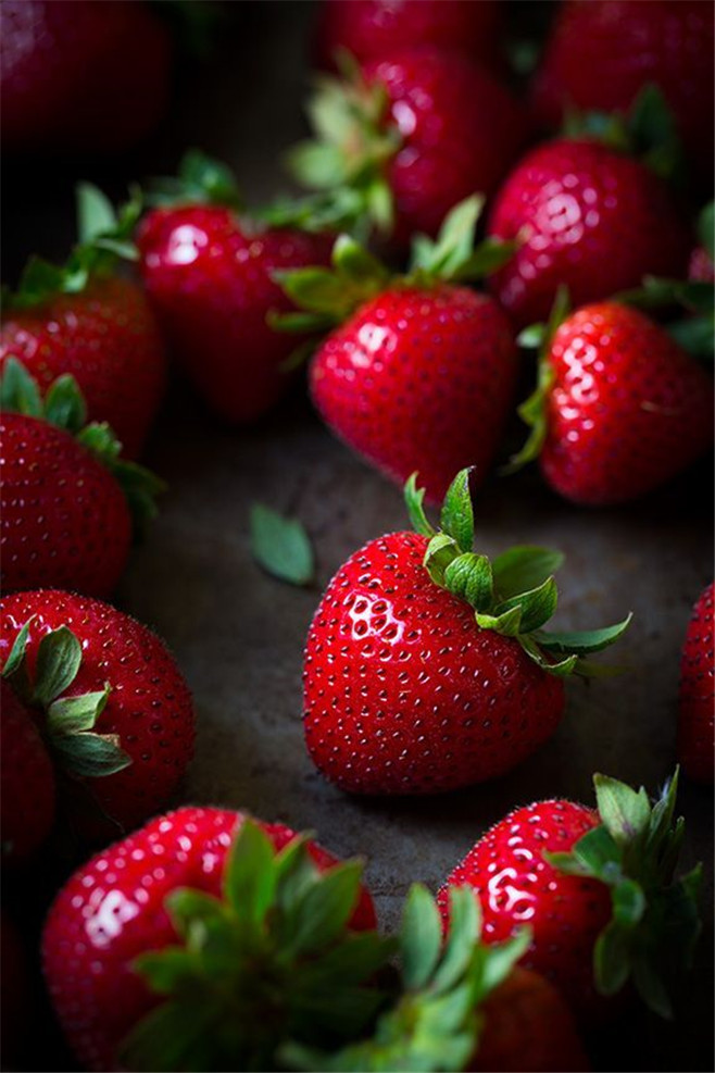 点击大图看下一张：一组一个个红润又新鲜的草莓图片