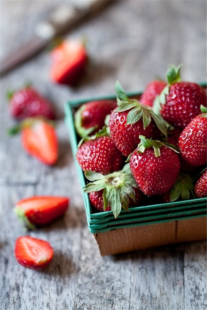 点击大图看下一张：一组一个个红润又新鲜的草莓图片