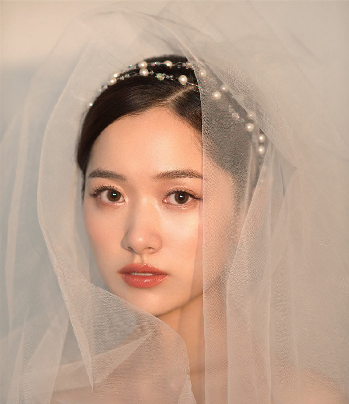 点击大图看下一张：韩式甜美 明波漾起，追光游移的新娘发型