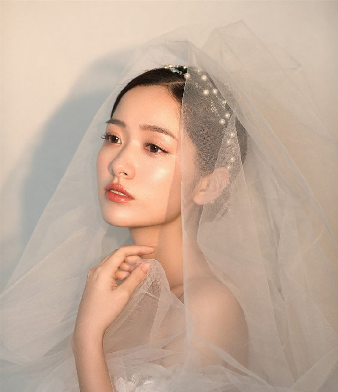 点击大图看下一张：韩式甜美 明波漾起，追光游移的新娘发型