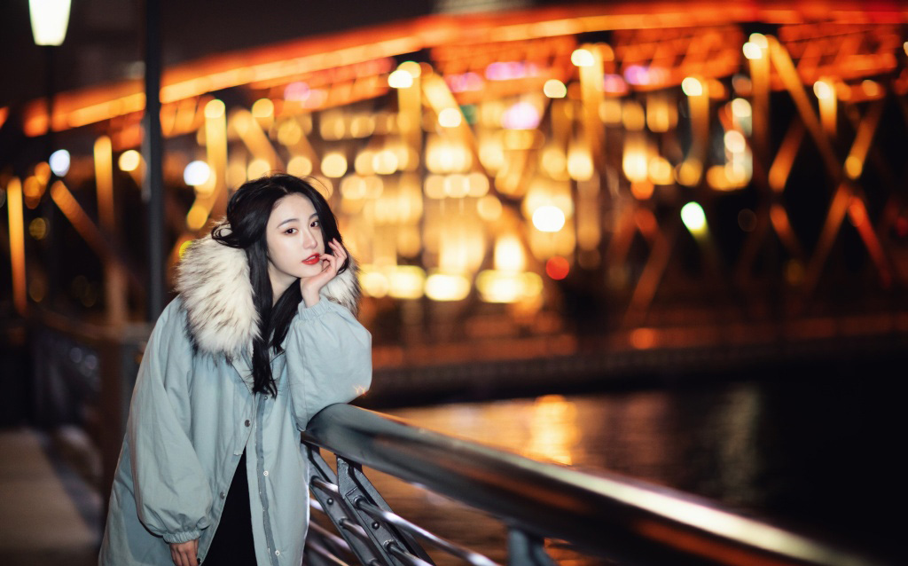 点击大图看下一张：刘丁菡冬季夜拍照图片