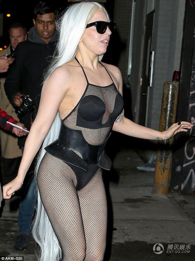 点击大图看下一张：Gaga黑色网格比基尼大胆秀身材 顶白色长发为粉丝签名